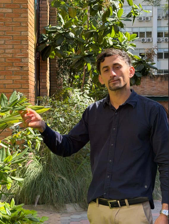 Juscelino Mendes em um jardim